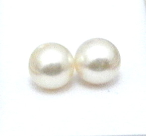 White 5-5.5mm Half Drilled Round Pairs
